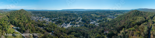 Panel kuchenny z motywem Aerial view of Berkeley Springs West Virginia with trees changing colors during autumn
