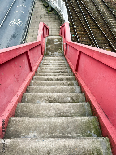Canvas-taulu Urban pedestrian bridge stairs descending to transportation infrastructure