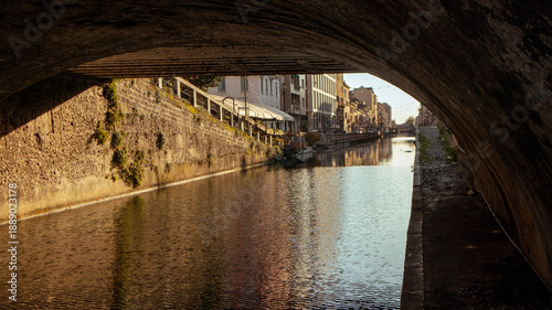 Foto old bridge over the river in the city of Milan