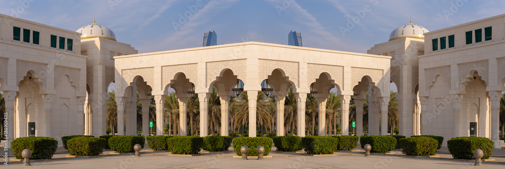 Obraz premium Eastern architecture, ancient-style buildings, domes and round roofs, arches and columns. On the streets of the Emirates, in public places.