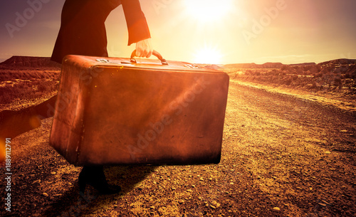 Schwerer antiker koffer geragen von jemand auf einer strasse