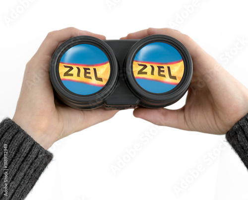 Fernglas, gehalten von  zwei  Händen