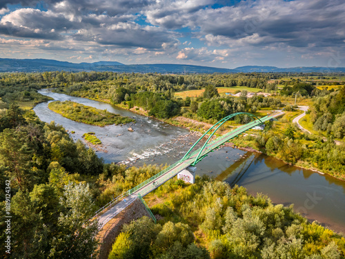 Trasa rowerowa VeloNatura (fragment EuroVelo 11) w okolicach Nowego Sącza to asfaltowa, płaska i odseparowana od ruchu samochodowego ścieżka wzdłuż rzeki Poprad i Dunajec.