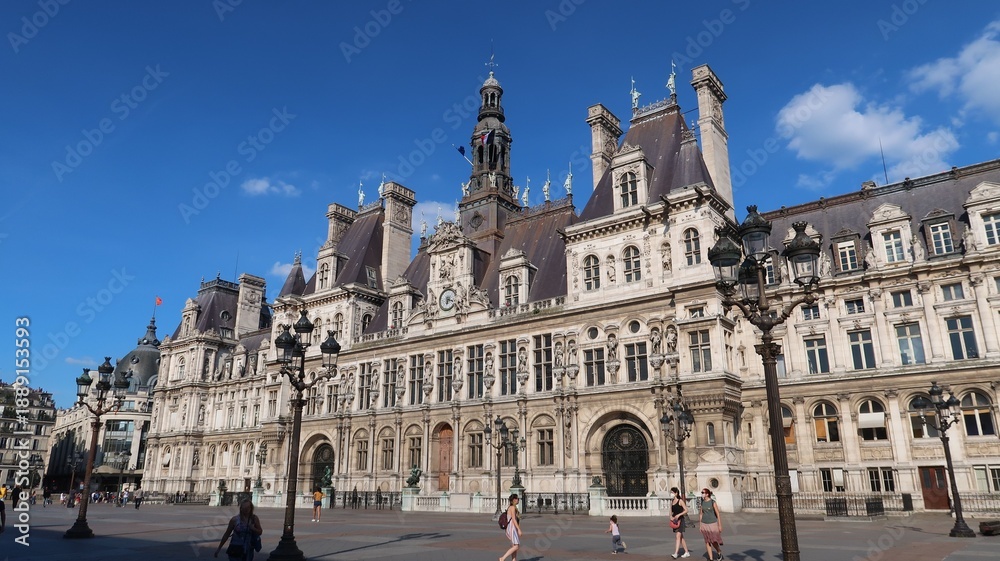 Obraz premium Façade de l’hôtel de ville / mairie de Paris, célèbre monument historique parisien (France)