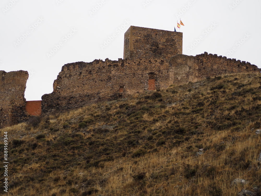 Fototapeta premium castillo medieval des Trasmoz visto desde el sendero de las brujas de villa, en fase de restauración, Zaragoza, Aragón, España, Europa 