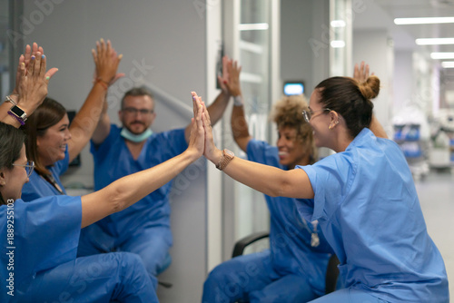Fotografia Medical team collaborating and celebrating success with high five
