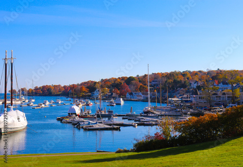 Canvas Print Panoramic daytime view of Camden Harbor in autumn with sailboats and fall foliag