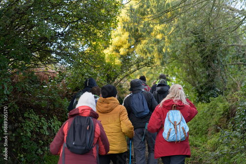 Fotografie Groupe de randonneurs seniors en Bretagne