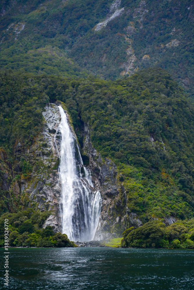 Obraz premium Powerful Waterfall Flowing Through Remote Mountain Wilderness