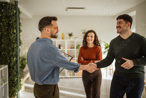 Valokuva Real estate agent shaking hand with new home buyer