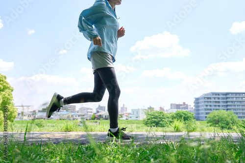 Wallpaper Mural 屋外でランニングする40代女性　顔無し Torontodigital.ca