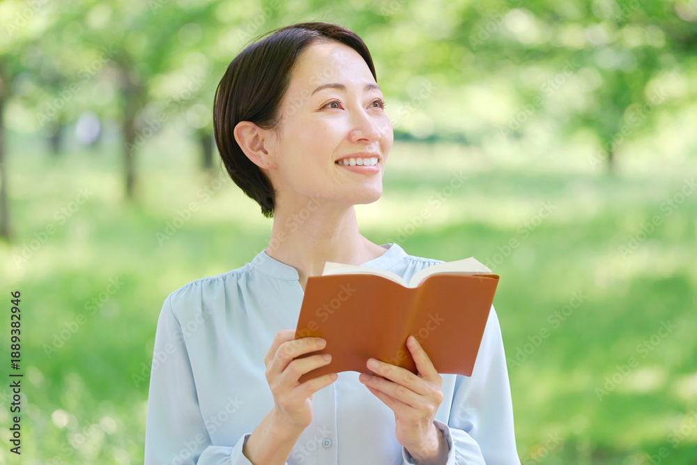 Fototapeta premium 屋外で読書する女性