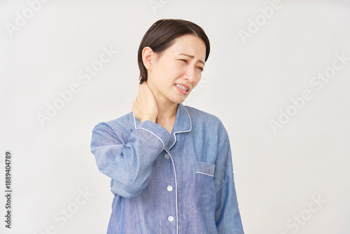 Wallpaper Mural パジャマ姿の女性　寝違え　白背景 Torontodigital.ca