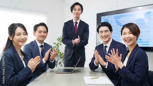 Billede på lærred オフィスで拍手するビジネスパーソンのグループ