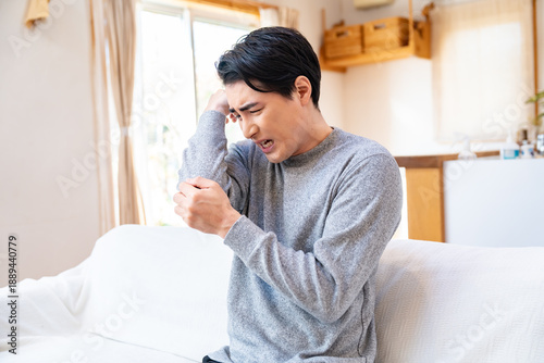 Bild auf Leinwand ひじを痛めた男性
