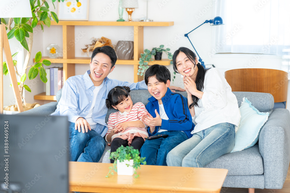 Naklejka premium テレビを見る家族