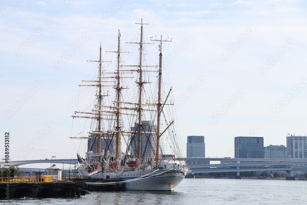 Fototapeta premium 東京ウオーターフロント。晴海埠頭に係留される海技教育機構 日本丸