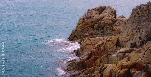 Photos fondo con paisaje de verano en la costa rocosa junto a las olas del mar