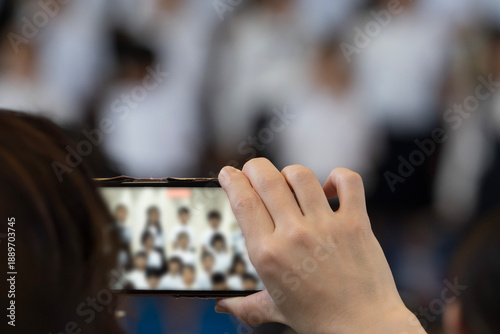 スマホで自分の子供を撮影する