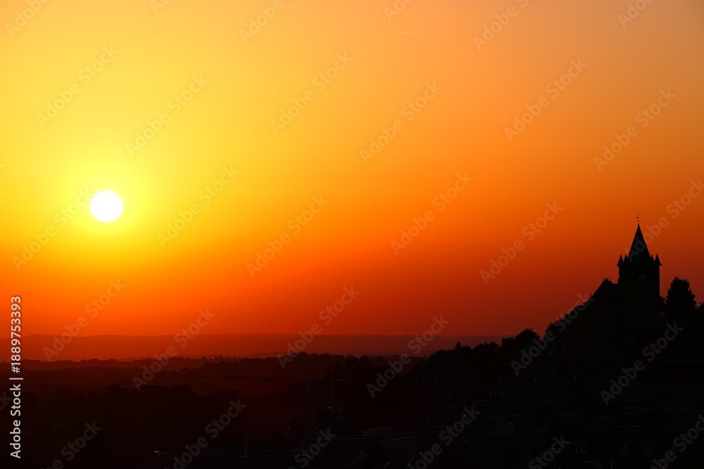Obraz premium Sunset Castle Silhouette – Dramatic Landscape Photography