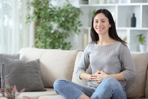 Foto Happy asian woman with healthy bowel tract looks at you