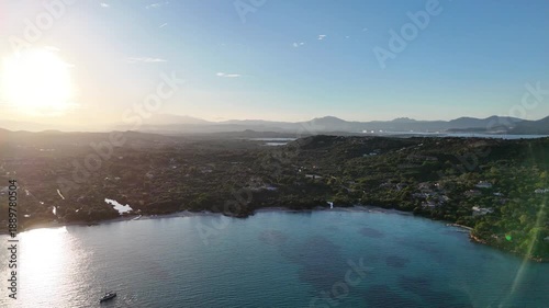 survol de Porto Cervo en Sardaigne près d'Olbia