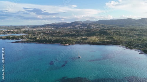 survol de Porto Cervo en Sardaigne près d'Olbia