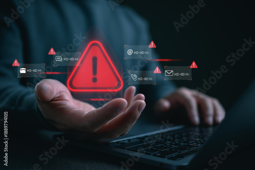 Foto Person presenting red warning alert with digital communication, representing cyber threat detection, online scam warning, data breach risk, suspicious activity monitoring, digital security awareness