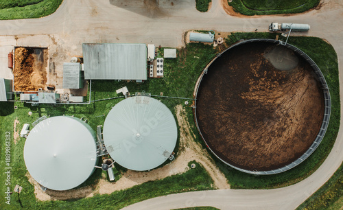 Φωτογραφία Drone top view of biogas plant with large storage tanks near farm buildings