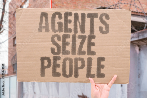 Fotografie "Agents Seize People" Authorities apprehend targets