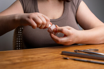 Leinwandbilder Nagelstudio Brünette Frau mit Nagellackflasche  © Tatiana