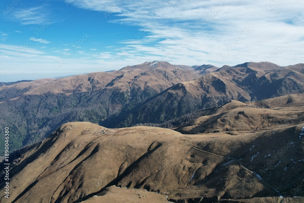 Fototapeta premium Gomis Mta, Gomismta, Georgia, Caucasus Mountains, autumn, autumn landscape, mountain landscape, mountains, highlands, alpine meadow, grassland, yellow grass, dry grass, treeless, no trees, open space,