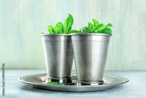 Tableau sur toile Mint Julep in the Kentucky Derby classic silver glass, with fresh mint leaves, o