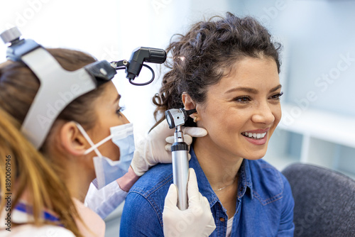 Fotografi Otolaryngologist examining patient ear with otoscope
