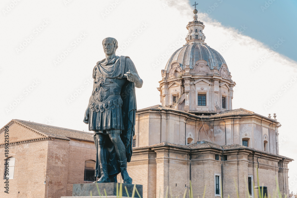 Obraz premium Statue of Julius Caesar Standing Proudly in Historic Center of Ancient City