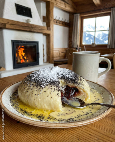 Germknödel mit Mohn, Zucker und Butterschmalz