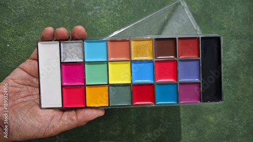 Foto Colorful face paint palet, easy-to-remove and harmless face paint