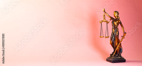 Foto Statue of justice and scales of justice on a pink background.