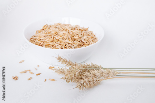 Billede på lærred Rolled oats cereal in bowl with wheat sheaf