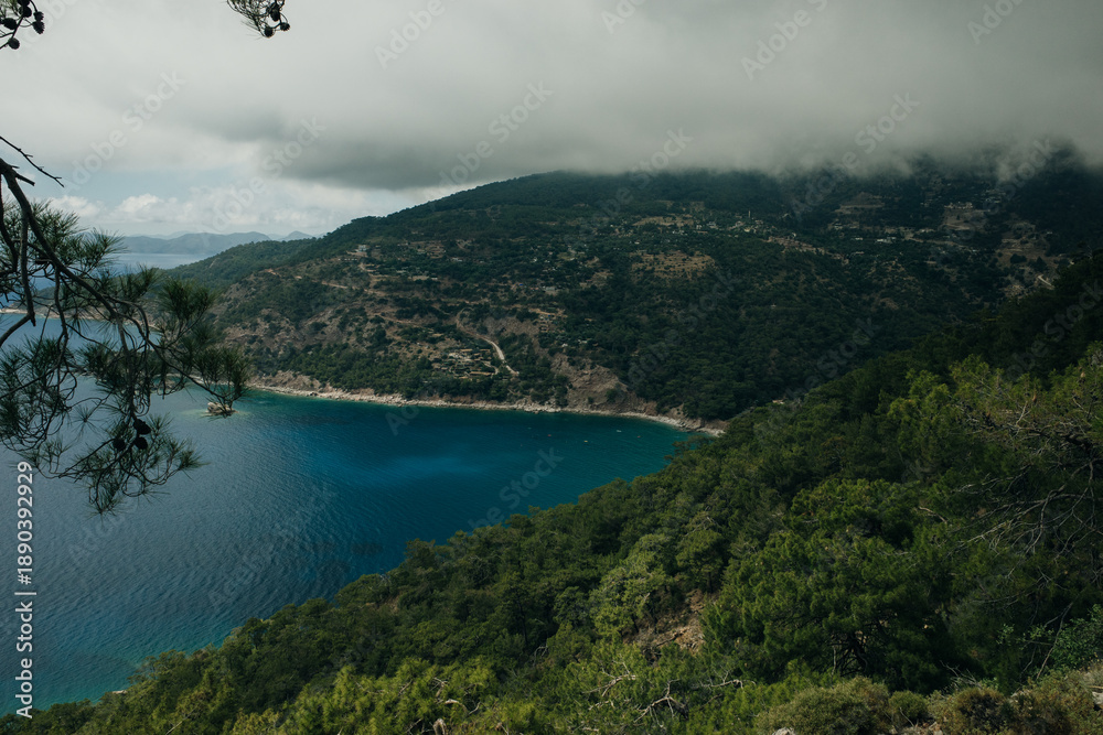 Obraz premium A picturesque bay surrounded by forested mountains in Turkey