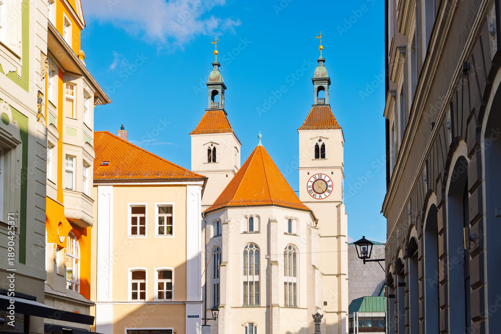 Obraz premium Exterior view of the Neupfarrkirche New Parish Church in Neupfarrplatz square in the historic Altstadt Old Town of the Bavarian city of Regensburg, Germany.