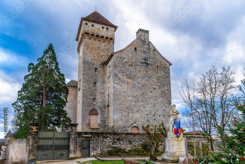 Cuadro en lienzo The castle of Saint-Hilaire in Curemonte, a medieval village in Corrèze, Nouvell