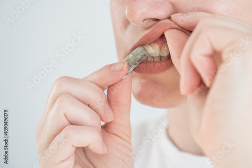 фотографія A woman uses chewing tobacco.
