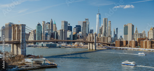 Fotografia View of Brooklyn Bridge with New York City skyline and boats on river