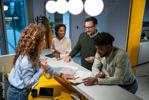 Foto Diverse business team checking in at office reception desk
