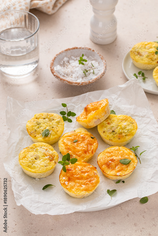 Obraz premium Egg bites with ham and cheese, and chicken and pesto, high protein snack idea