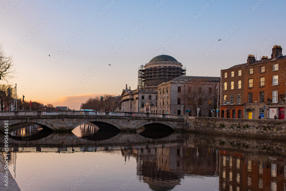 Obraz premium dublin ireland at sunset 