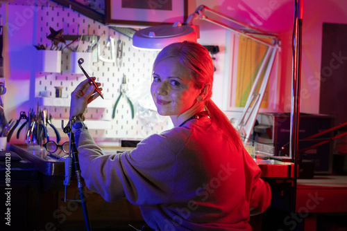 Fotografia Artisan woman smiling in creative jewelry workshop