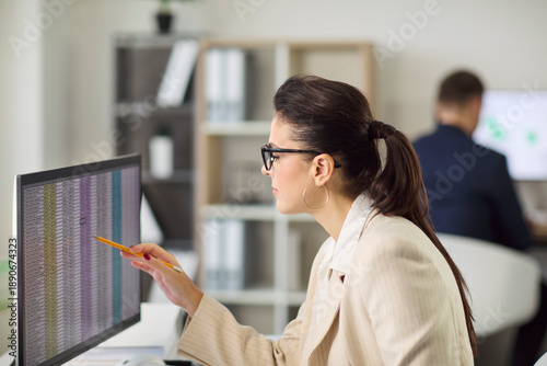 Φωτογραφία Accountant audit data analysis on computer office