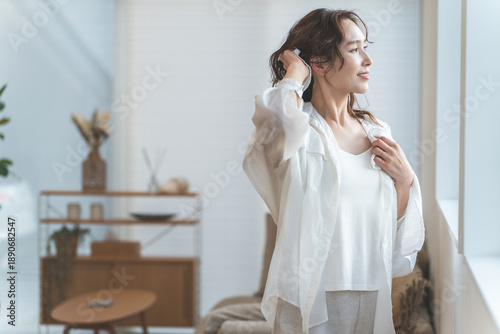 Tableau sur toile 風呂上がり・シャワー後に髪をタオルドライするアジア人女性